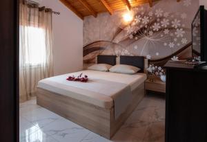 锡基亚ViLLA DRAGANI的一间卧室配有一张带鲜花的大床