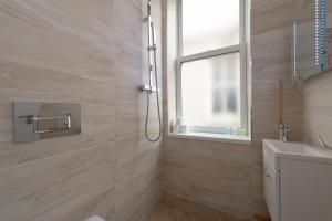伦敦Fabulous Apartment in Superb location的带淋浴和盥洗盆的浴室