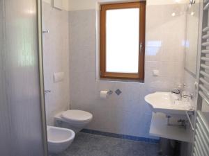 马兰扎Apartment Obermüllerhof-2 by Interhome的白色的浴室设有卫生间和水槽。