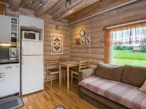 KosulaHoliday Home Ahvenranta by Interhome的带沙发、冰箱和桌子的客厅
