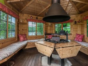 KosulaHoliday Home Ahvenranta by Interhome的小木屋内带炉灶的客厅
