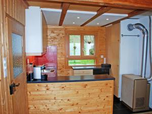 拉·维·代斯·阿尔佩斯罗斯提别墅的厨房设有木墙和木制台面
