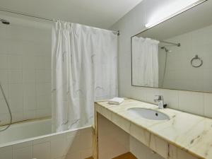 Apartment GOLF MAR by Interhome的一间浴室