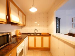 Apartment Sa Guilla 3 dorm by Interhome的厨房或小厨房