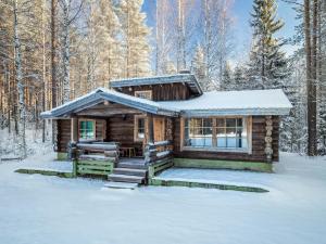 HuuhanahoHoliday Home Papanmökki by Interhome的雪中树林里的小木屋