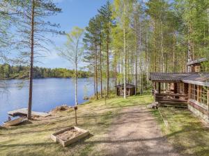 HuuhanahoHoliday Home Papanmökki by Interhome的湖畔树林中的小屋