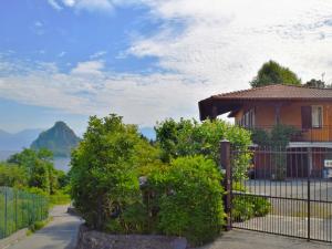 卡斯泰尔韦卡纳Holiday Home Rossella by Interhome的山景房屋 - 带围栏