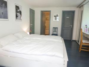 采尔马特Apartment Obri Tuftra-7 by Interhome的卧室配有一张白色大床