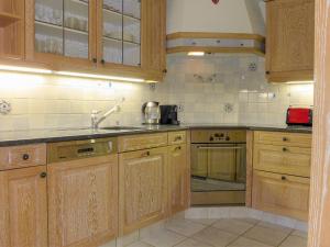 采尔马特Apartment Obri Tuftra-7 by Interhome的一个带木制橱柜和水槽的厨房