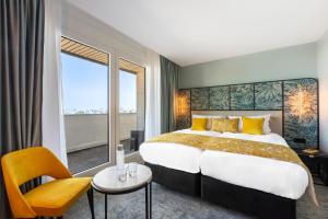 巴黎voco Paris Montparnasse, an IHG Hotel的一间设有大床和窗户的酒店客房