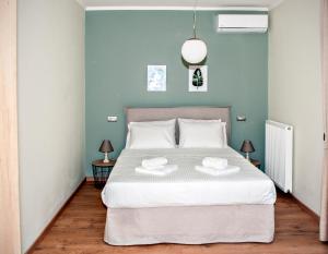 埃亚玛琳娜奈奇多Mirtos Cozy House的一间卧室配有一张床,上面有两条毛巾