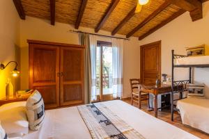 多尔加利Agriturismo Canales的一间卧室设有两张床、一张桌子和一个窗口。