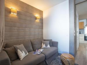 蒂涅Apartment Rond Point des Pistes - Val Claret-17 by Interhome的带沙发和木墙的客厅