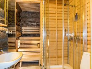 索特Holiday Home Vilkkuna 20 a by Interhome的带淋浴和盥洗盆的浴室