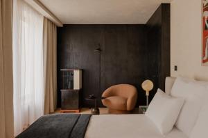 克拉科夫Warszauer Hotel的卧室配有白色的床和椅子