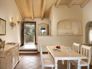 利斯西亚迪维卡Apartment Il Giardino degli Oleandri-2 by Interhome的厨房以及带桌椅的用餐室。