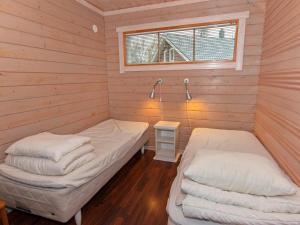 波里Holiday Home Anttoora 4 by Interhome的配有窗户的桑拿浴室内的两张床