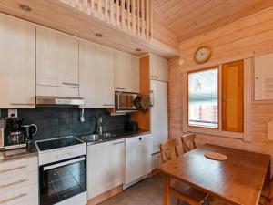 波里Holiday Home Anttoora 4 by Interhome的一间带木桌和木制用餐室的厨房