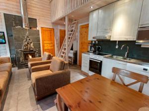 波里Holiday Home Anttoora 4 by Interhome的厨房以及带沙发和桌子的客厅。