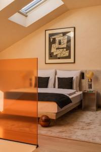 克拉科夫Warszauer Hotel的一间卧室配有一张床和天窗