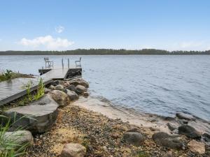 HiukkajokiHoliday Home Tyssinniemi by Interhome的水面上两个长凳的码头
