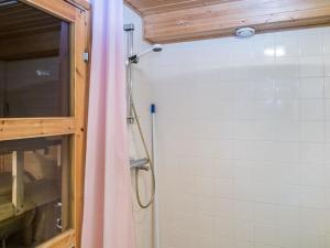 塔库沃里Holiday Home Tintintaival 2 a 8 by Interhome的浴室内设有带粉红色淋浴帘的淋浴