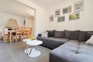 科尔丘拉Villa Ivana的客厅配有灰色的沙发和桌子