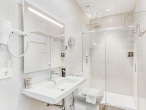 马拉加limehome Málaga Calle Ancha del Carmen - Digital Access的白色的浴室设有水槽和淋浴。