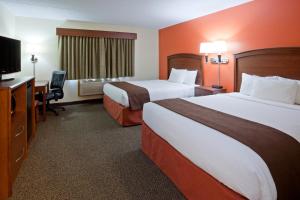 Virginia弗吉尼亚阿美瑞辛别墅及套房酒店的酒店客房设有两张床、一张桌子和一台电视。