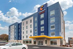 Cottage GroveComfort Suites Cottage Grove-Madison的前面有停车位的建筑