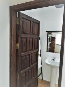 阿雷西费Casa Mocan的一间带木门和水槽的浴室