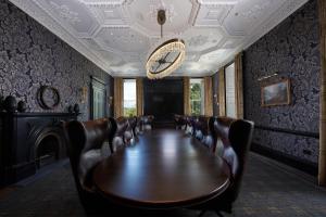 巴洛赫罗蒙湖金美伦堂首选酒店&度假村的一间会议室,配有长桌子和椅子