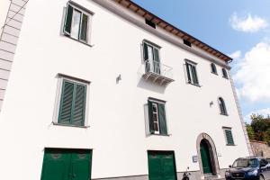 圣安吉洛回到索伦托的白色的建筑,有绿色的门和汽车