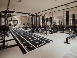 米德尔堡凡德瓦克酒店的一间健身房,里面配有跑步机和机器