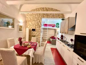 巴勒莫Le Chalet Palermo Centro的厨房以及带桌椅的用餐室。