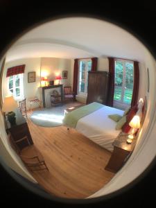 奥登河畔的布雷特维尔Maison de vacances _ Le Bas Manoir的卧室设有一张床和窗户,享有风景。