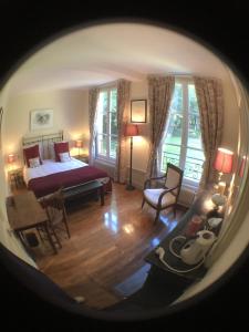 奥登河畔的布雷特维尔Maison de vacances _ Le Bas Manoir的卧室设有一张床,客厅享有风景。