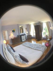 奥登河畔的布雷特维尔Maison de vacances _ Le Bas Manoir的一间卧室,卧室内配有一张大床