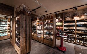 基茨比厄尔LaMonte Luxury Apartments的一间储藏了大量葡萄酒的葡萄酒商店