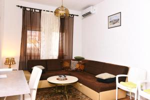 巴尼亚卢卡Apartman centar blizina Kastela i Splava的客厅配有沙发和桌子