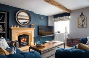 斯托昂泽沃尔德Lavender Cottage Stow-on-the-Wold的客厅设有壁炉和镜子