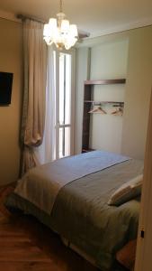 科莫Al Molo di Sant'Agostino的一间卧室设有一张大床和一个窗户。