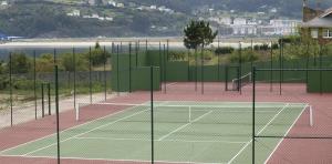 比韦罗拉斯希蕾娜斯酒店的网球场,上面有两顶网球网
