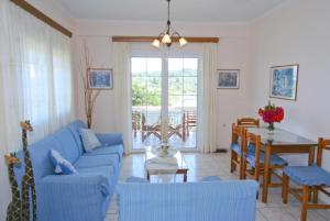 Porto OziasDolphin House的客厅配有蓝色的沙发和桌子