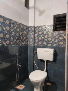 卡兰古特INDRAYANI GUEST HOUSE的一间带卫生间和水槽的浴室