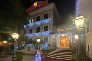 那不勒斯布欧诺酒店的前面有圣诞灯的酒店