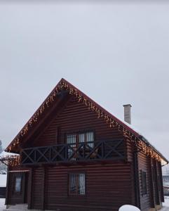 沃罗赫塔MIRA House的小木屋配有圣诞灯