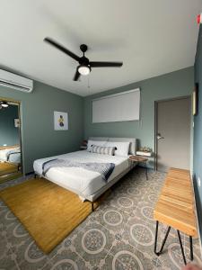 圣胡安La Buena Vida Inn的一间卧室配有一张床和吊扇