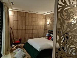 梅克内斯Hôtel Volubilis Meknès的卧室配有一张挂有树图案的床铺。