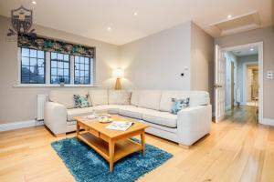 温莎Castle Properties:Eton-The College的客厅配有白色的沙发和桌子